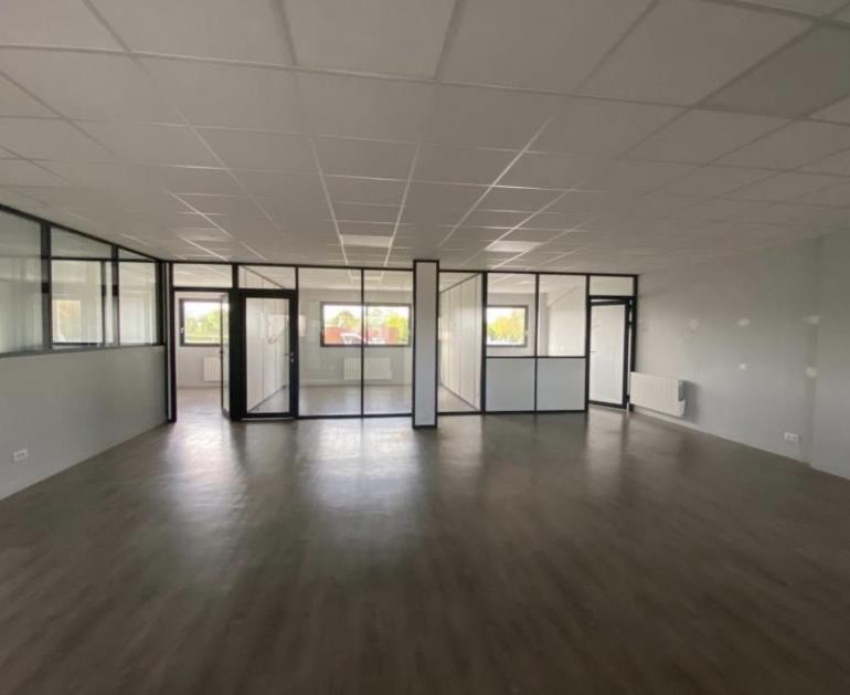 Entrepôt à louer à Bois-d Arcy - 300 m²