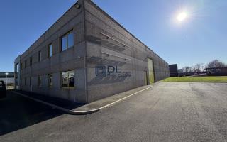 Local commercial à louer à Templemars - 674 m²