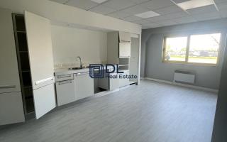 Local commercial à louer à Templemars - 674 m²